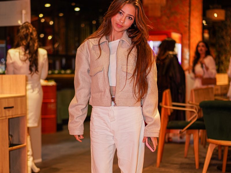 Photographe mode à Marrakech — look veste crème et pantalon blanc