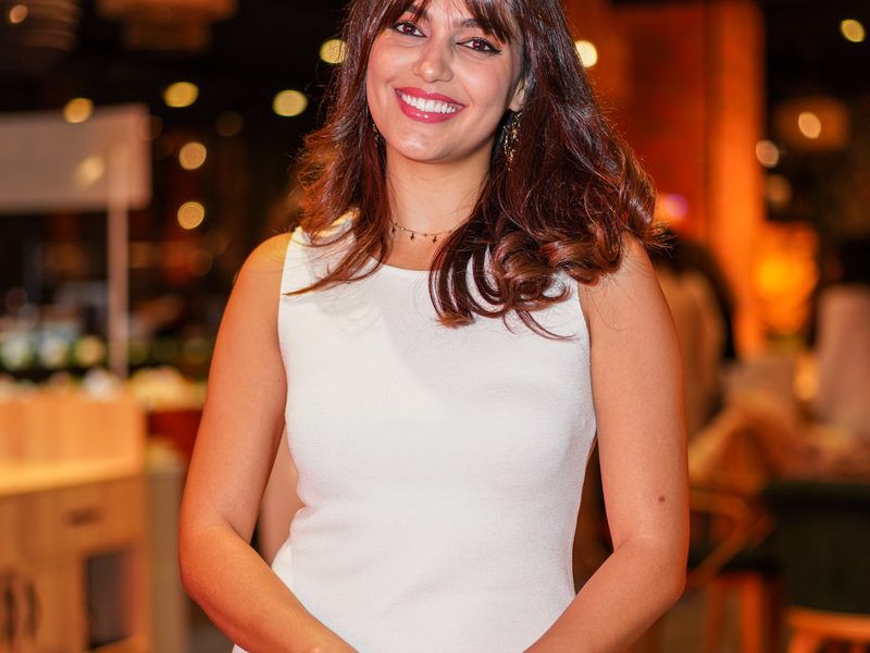 Photographe mode à Casablanca — look robe blanche, plan taille