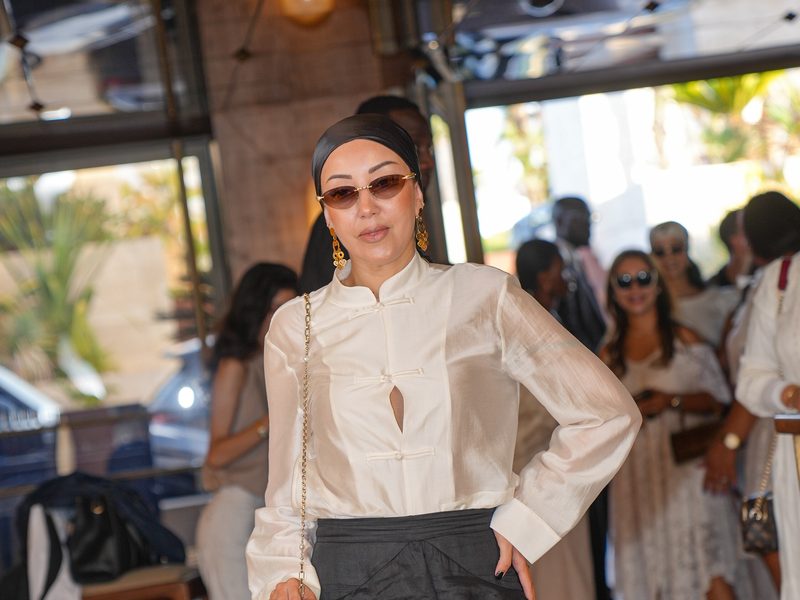 Photographe mode à Marrakech — look chemise blanche et lunettes