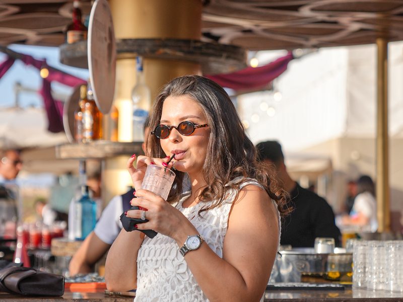 Photographe mode à Marrakech — look blanc au bar