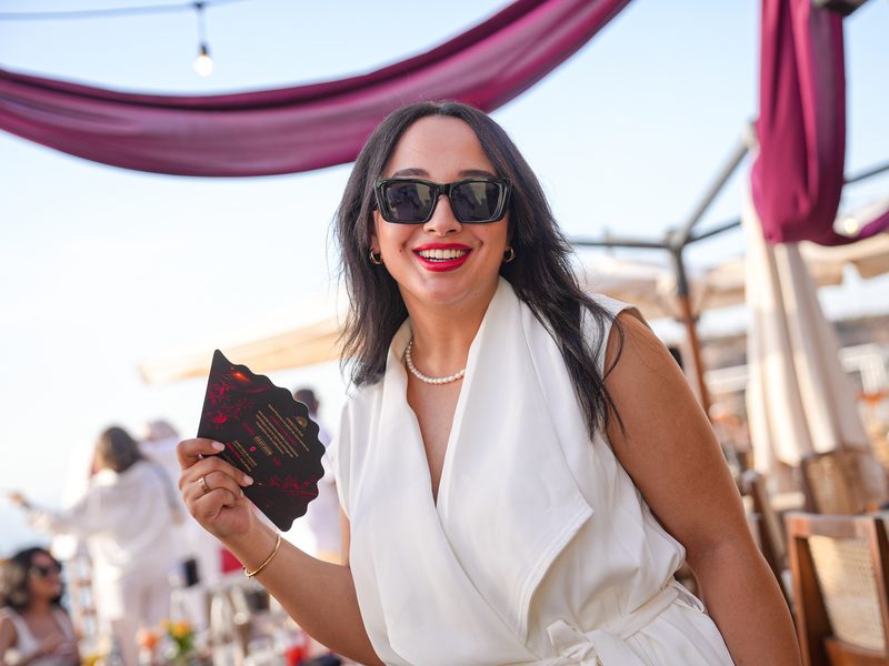 Photographe portrait à Marrakech — invitée en blanc et lunettes de soleil