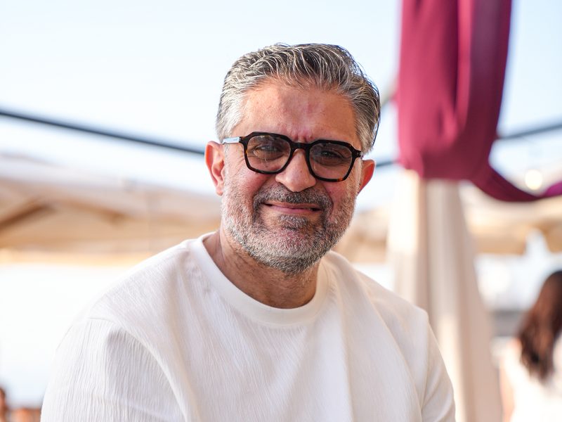 Photographe portrait à Marrakech — homme souriant en chemise blanche