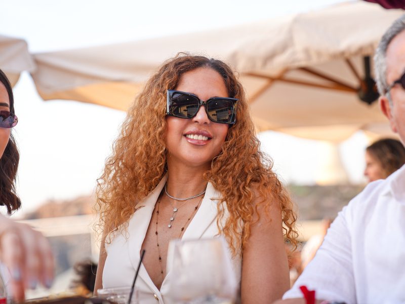 Photographe portrait à Marrakech — portrait aux cheveux bouclés en bord de mer