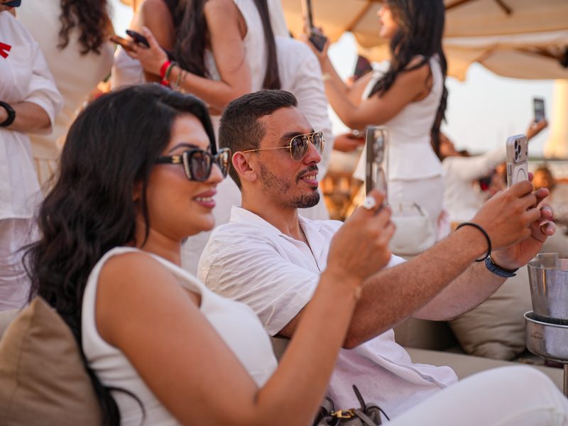 Photographe portrait à Marrakech — invitée souriante en soirée