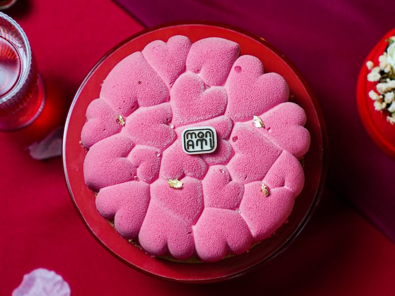 Photographe produit à Casablanca — entremets rose sur fond rouge