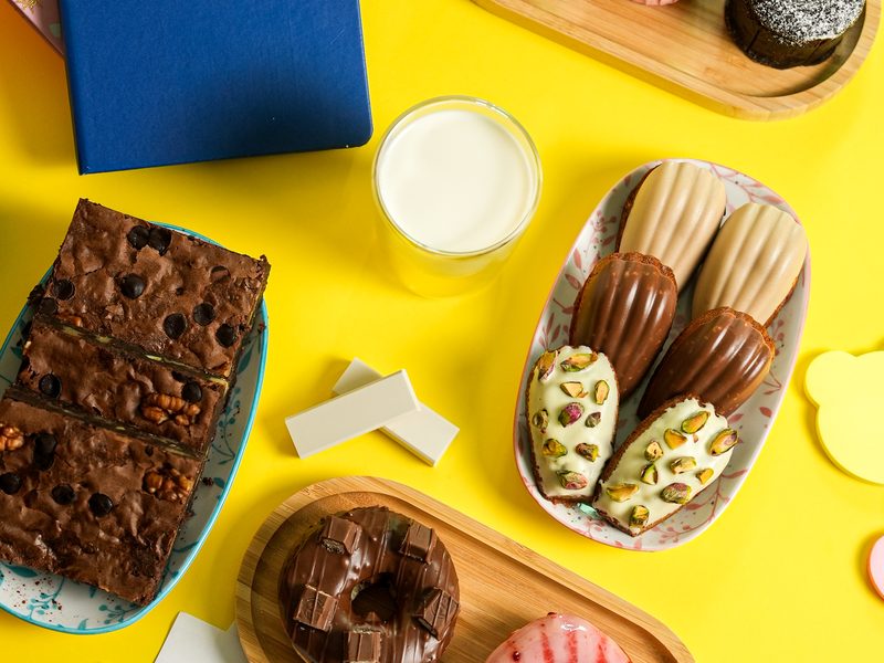 Photographe produit à Casablanca — biscuits et goûters mis en scène sur fond jaune