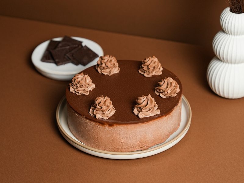 Photographe produit à Rabat — gâteau au chocolat sur fond marron