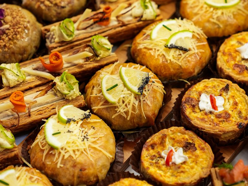Photographe produit au Maroc — feuilletés et pâtisseries salées