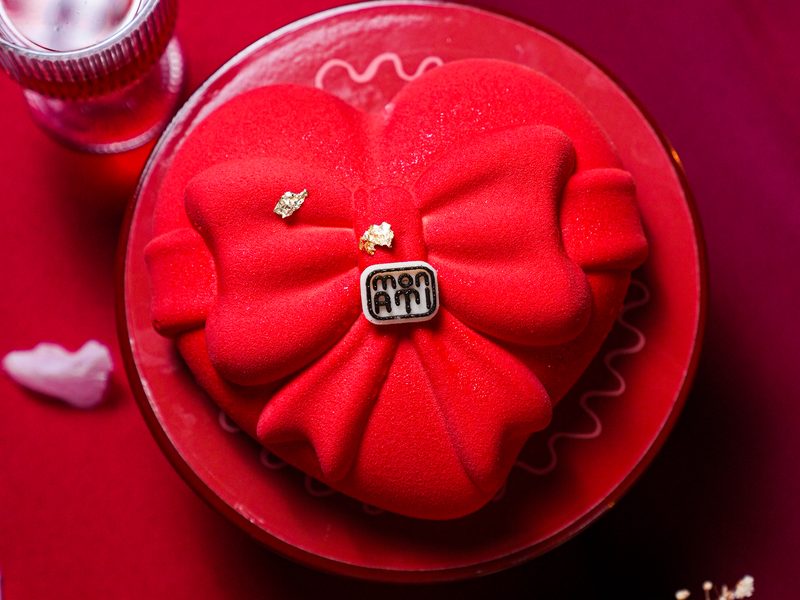 Photographe produit au Maroc — gâteau en forme de cœur rouge
