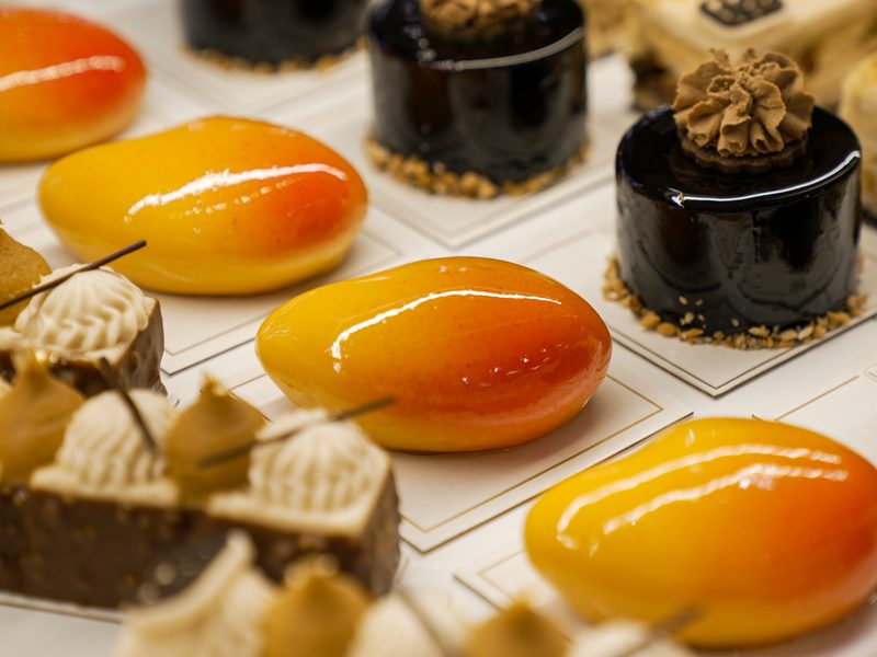 Photographe produit au Maroc — pâtisseries glacées à la mangue