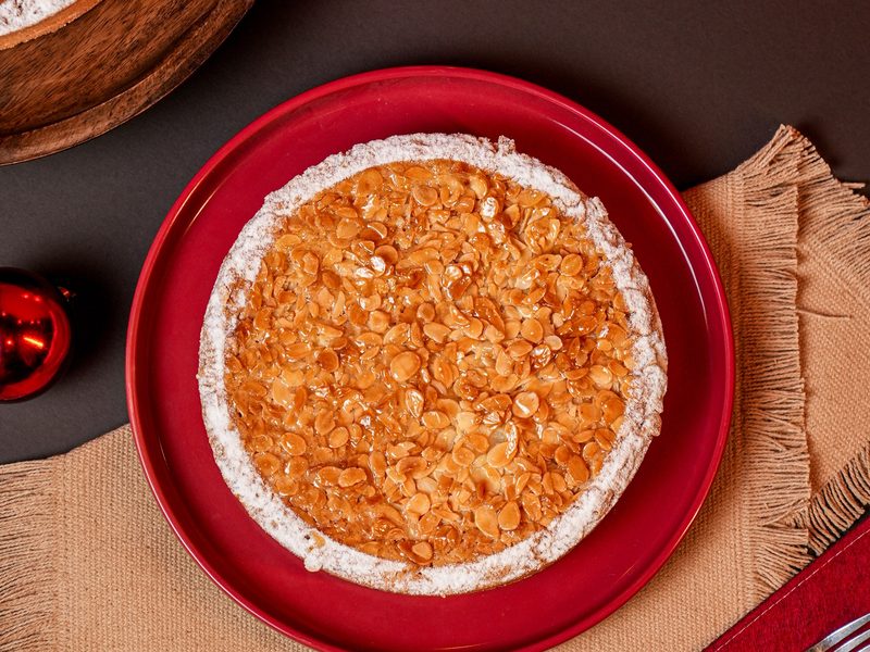 Photographe produit à Rabat — tarte sur fond rouge