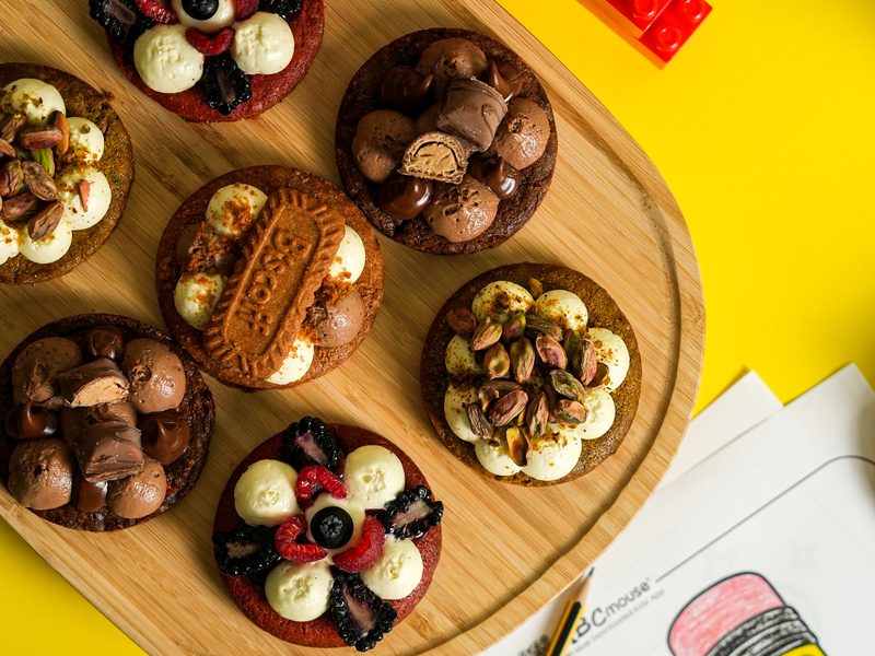 Photographe produit à Rabat — cookies garnis sur planche en bois