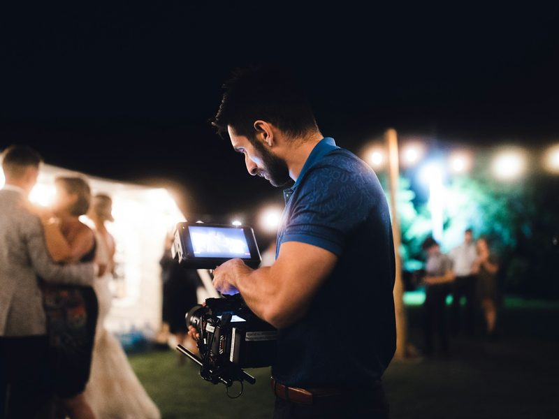 Vidéaste filmant les mariés de nuit — vidéaste mariage à Marrakech