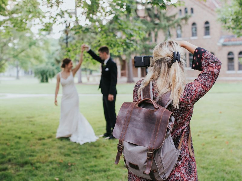 Tournage d'un couple en extérieur — vidéaste mariage à Marrakech