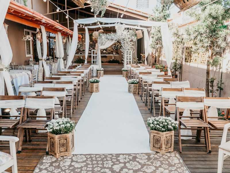 Tables dressées pour une réception en plein air — vidéaste mariage à Rabat