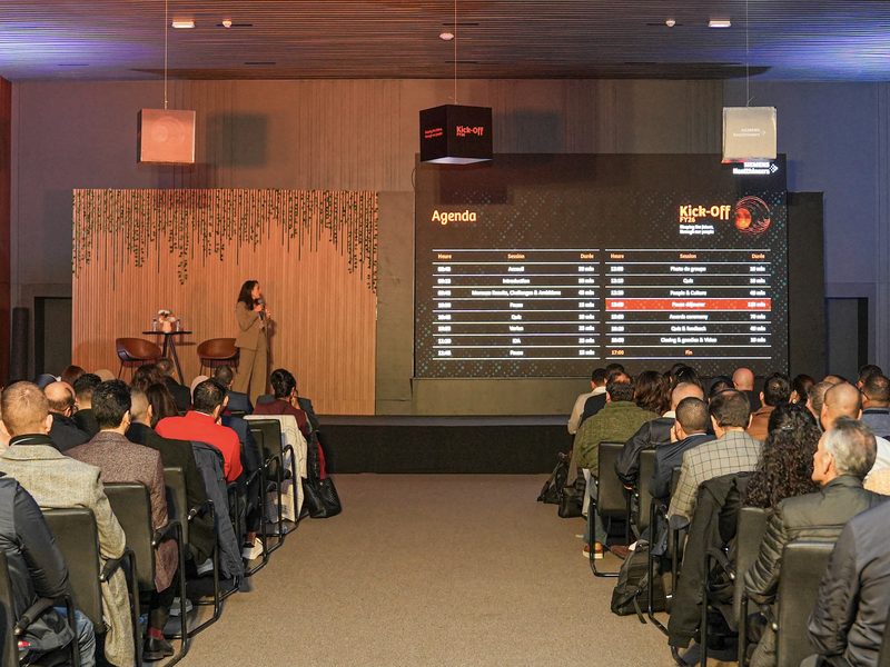 Vidéo entreprise à Casablanca — salle de conférence avec l'agenda à l'écran