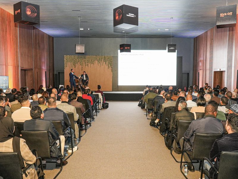 Vidéo entreprise à Casablanca — salle plénière vue depuis l'allée