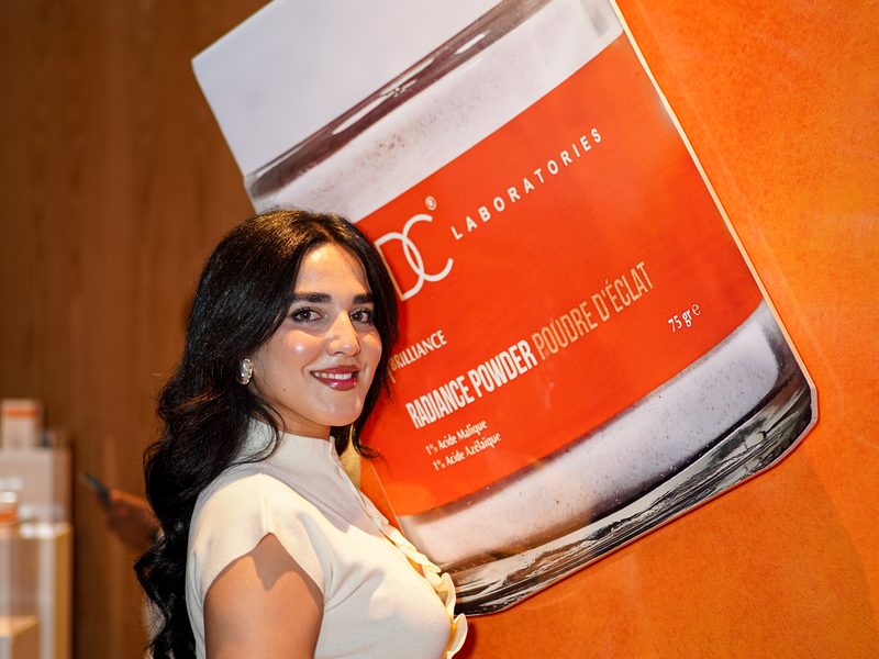 Vidéo publicitaire au Maroc — mannequin avec un produit MDC