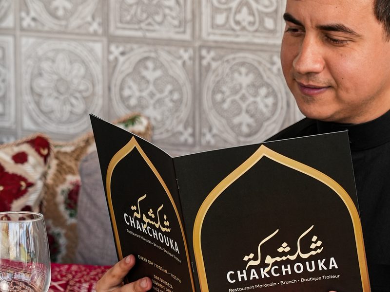Vidéo publicitaire au Maroc — client consultant la carte du restaurant