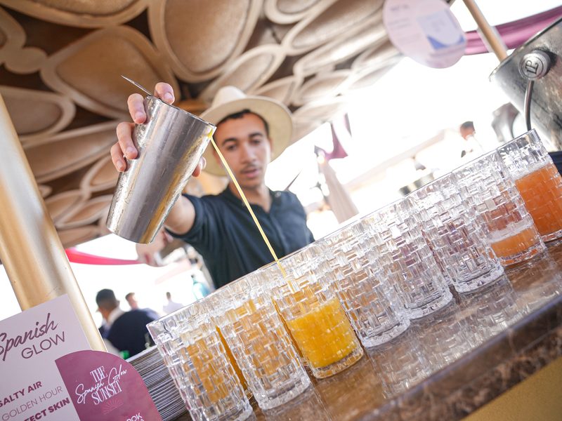 Vidéo publicitaire au Maroc — barman préparant des jus