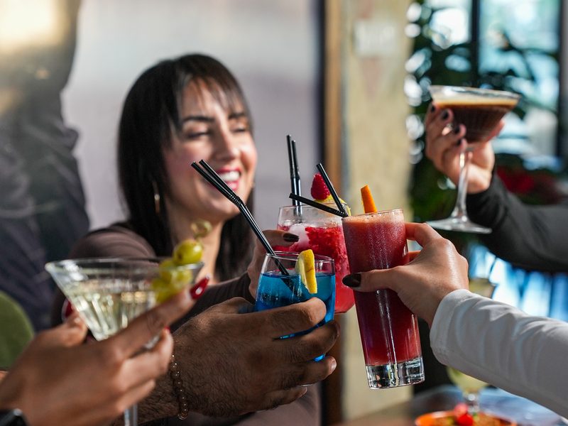 Vidéo publicitaire à Rabat — repas entre amis au restaurant