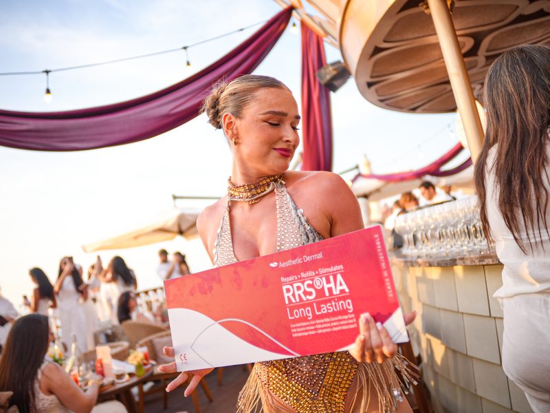 Vidéo publicitaire à Rabat — invitée tenant un flyer RRS HA