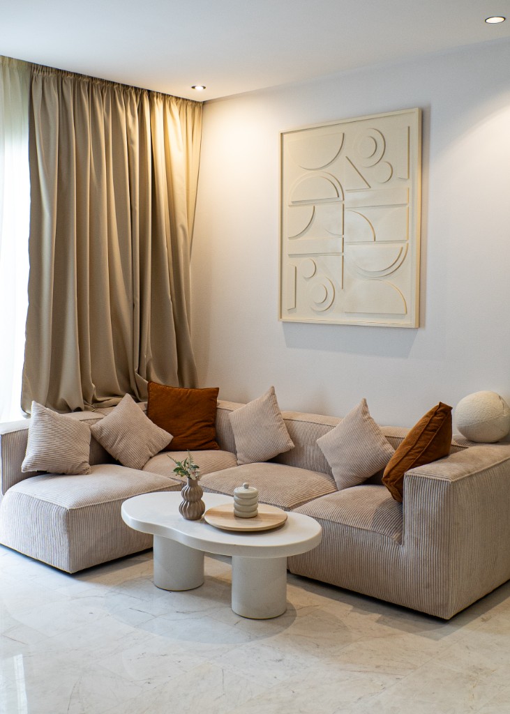 Salon contemporain avec canapé en velours côtelé beige et table basse design — Marrakech