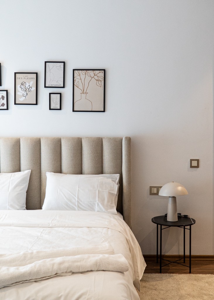 Chambre moderne avec tête de lit beige, lampe champignon et décoration murale — Marrakech