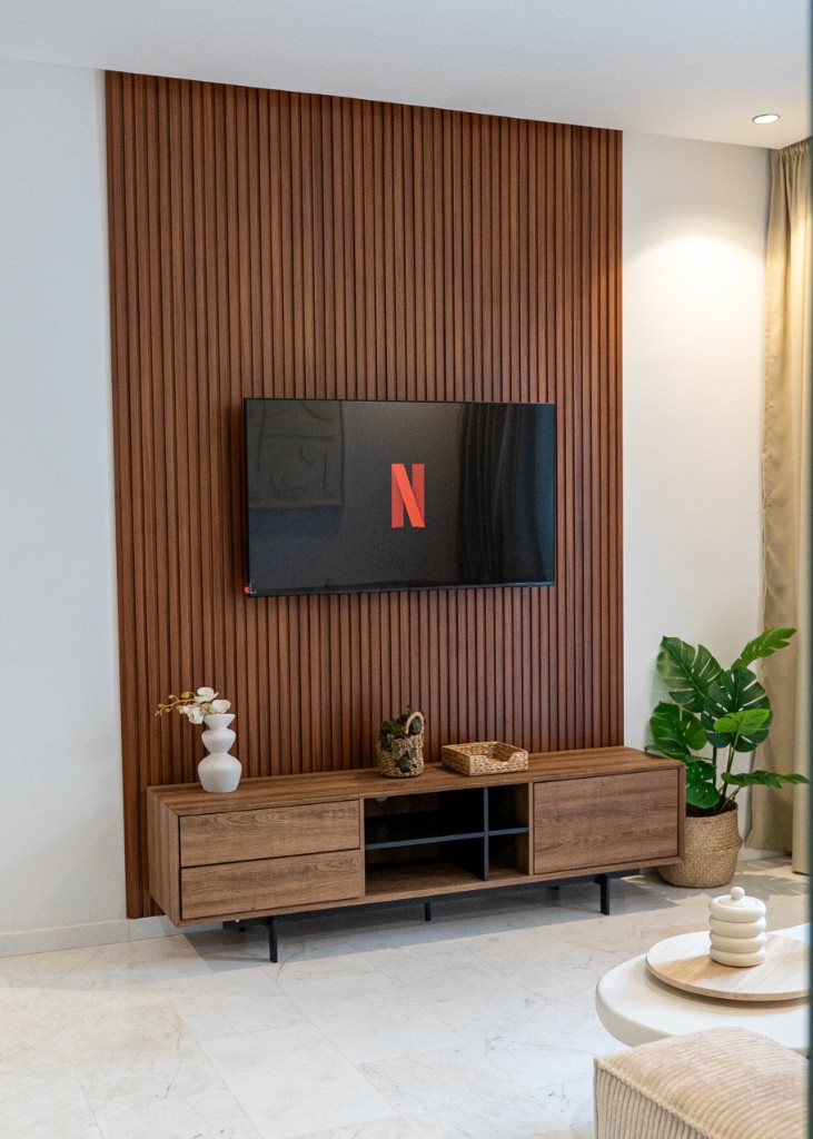 Salon moderne avec mur TV en tasseaux de bois et meuble bas assorti — Marrakech