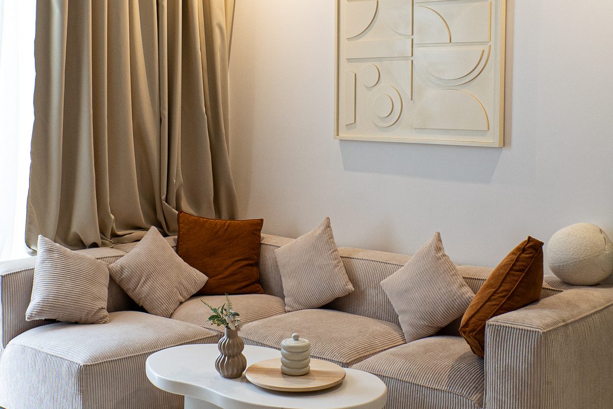 Séjour lumineux d’appartement avec canapé — Rabat