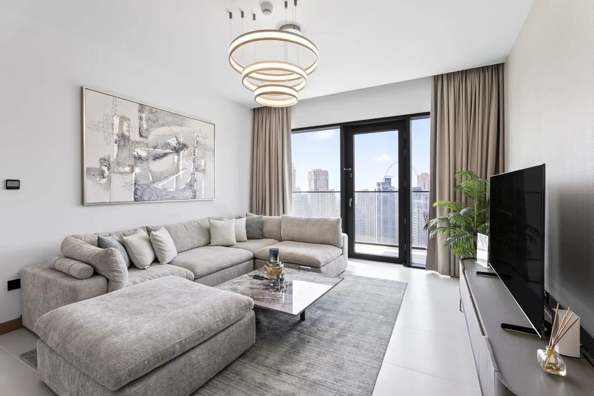 Photographe immobilier — salon d'appartement avec vue ville